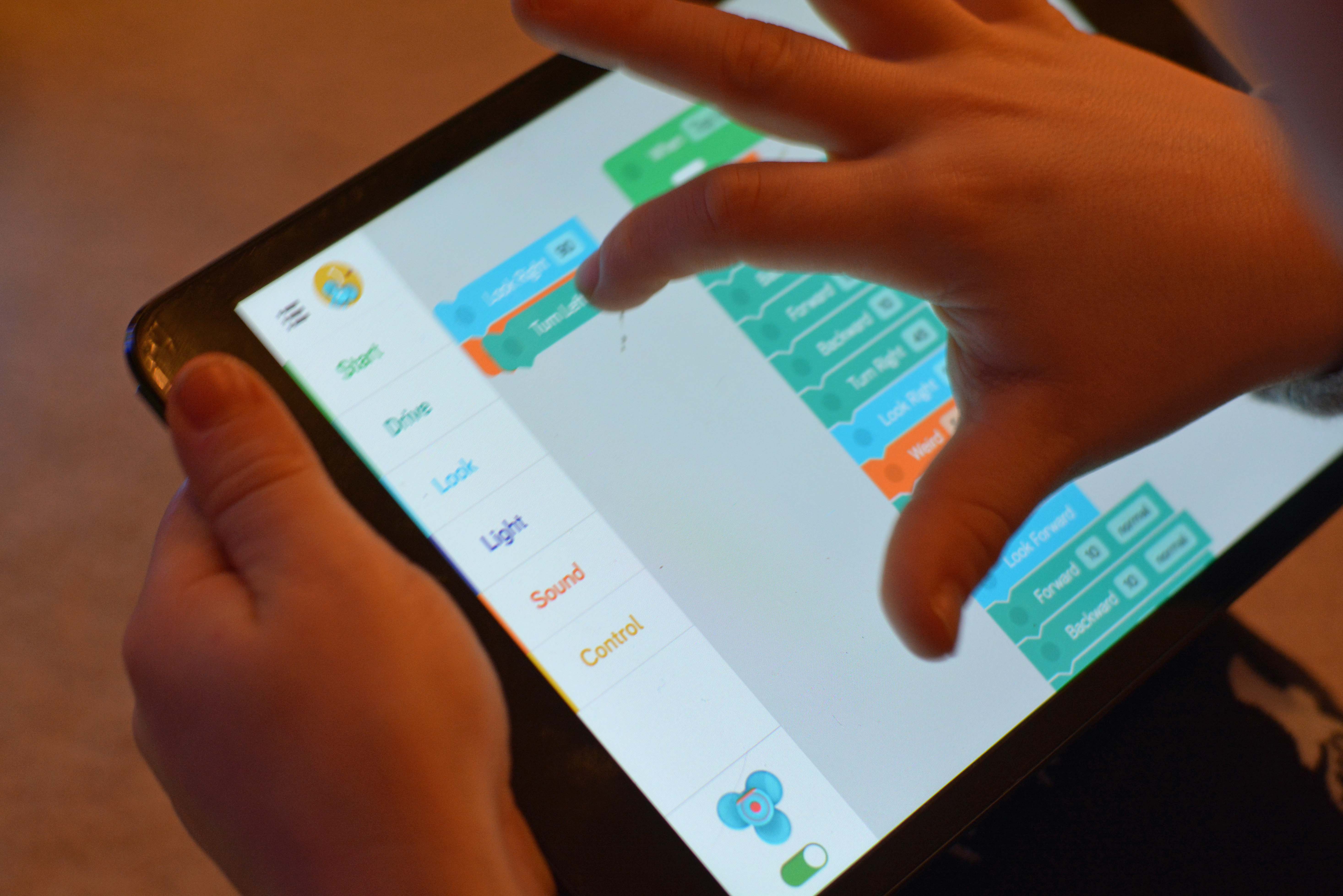 Kids can now program Dash and Dot robots through Swift Playgrounds