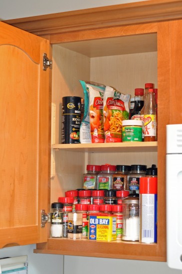 how to organize spice cabinet