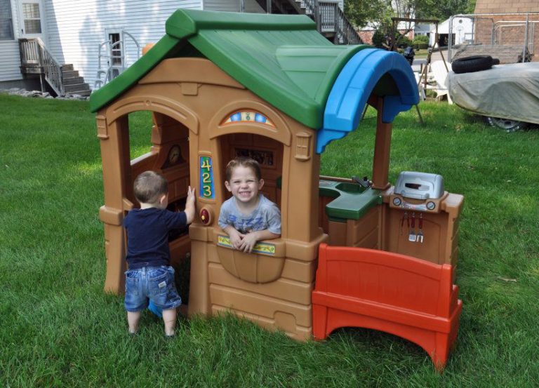 Step2 Gather & Grille Playhouse