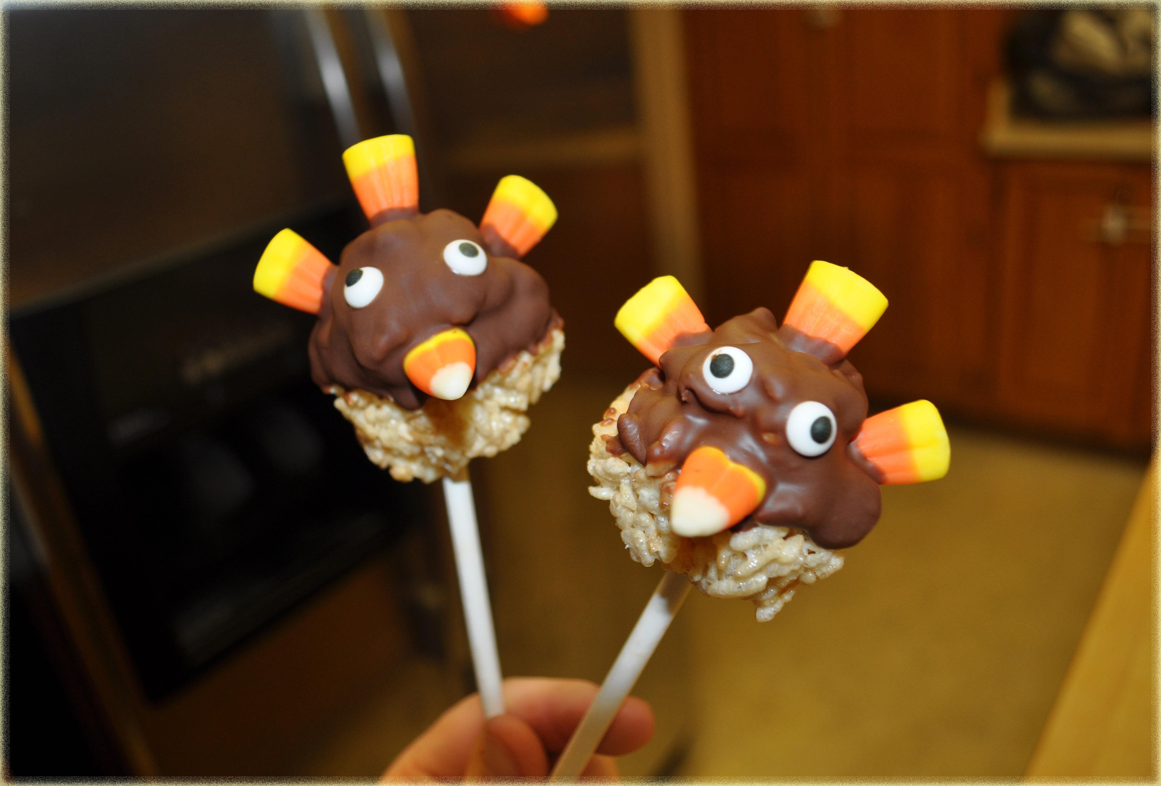 Thanksgiving Rice Krispies: Turkey Pop Treats