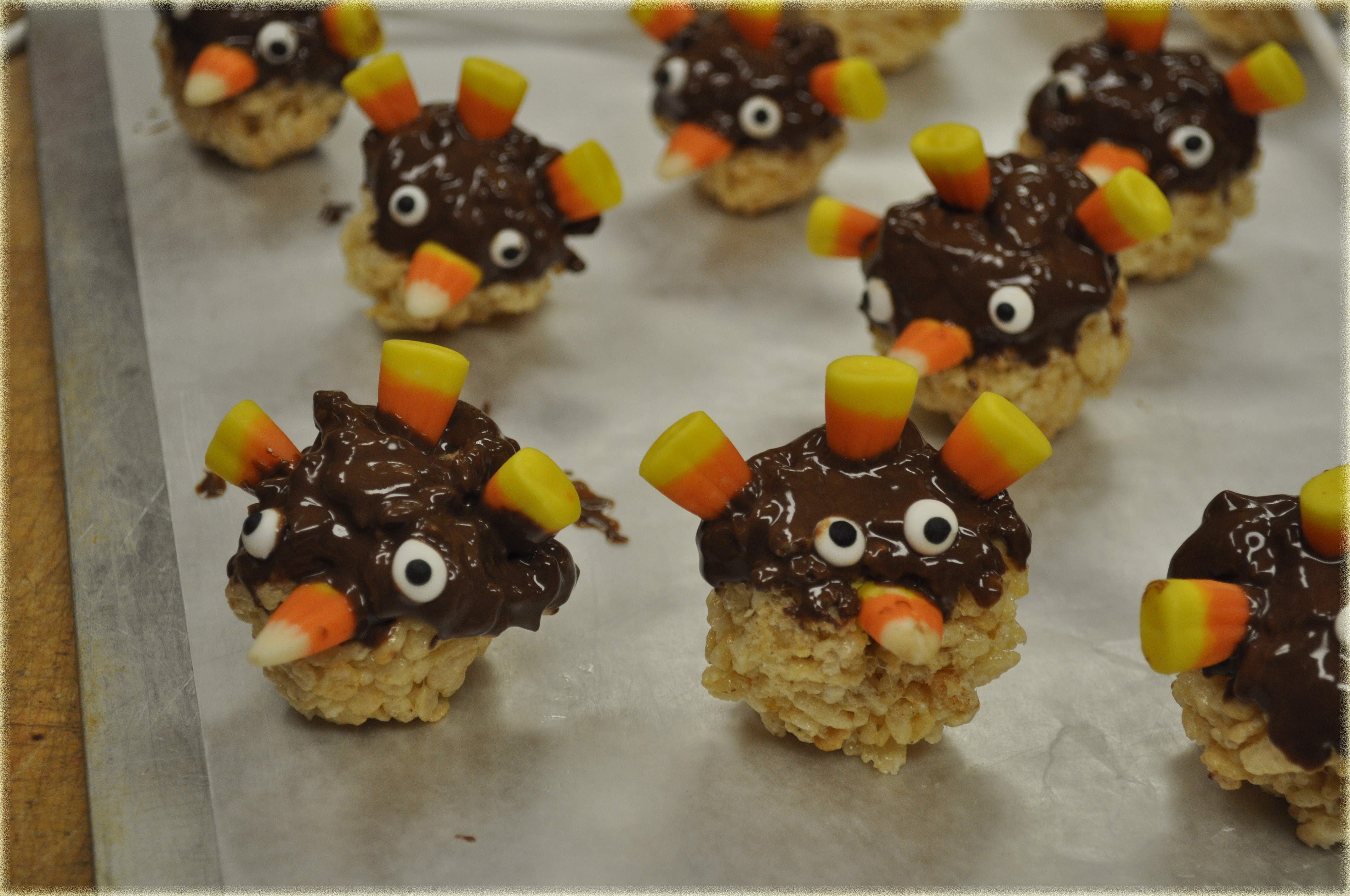 Thanksgiving Rice Krispies: Turkey Pop Treats