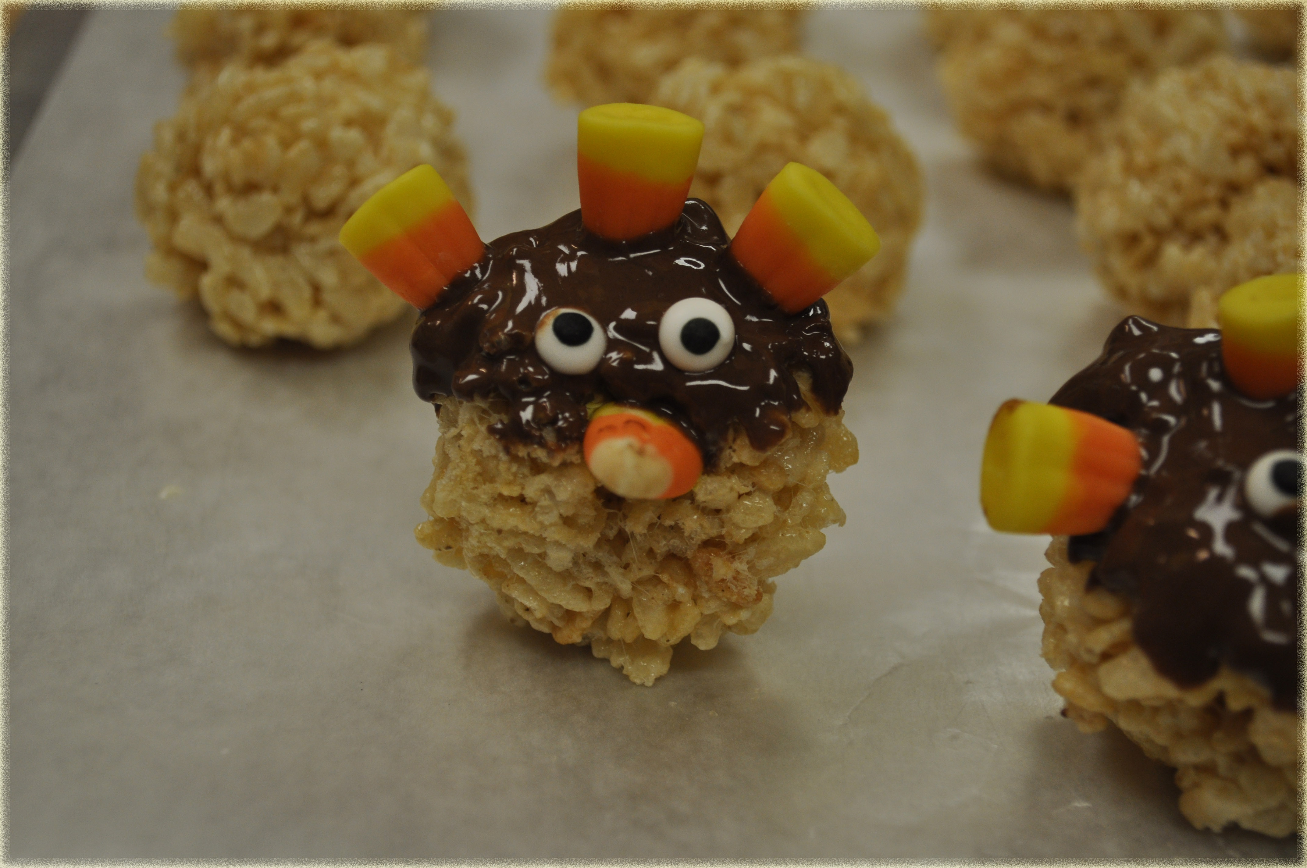 Thanksgiving Rice Krispies: Turkey Pop Treats