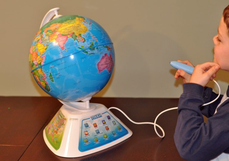 Explore Planet Earth With the SmartGlobe Discovery