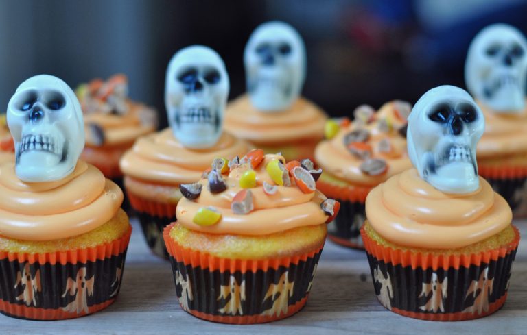 Reeses Pieces Two-Tone Halloween Cupcakes