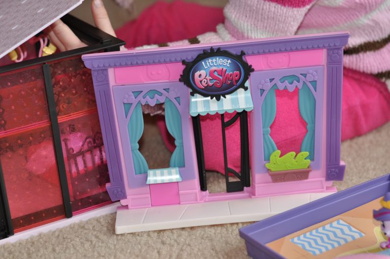 Reliving My Childhood With the Littlest Pet Shop Style Sets