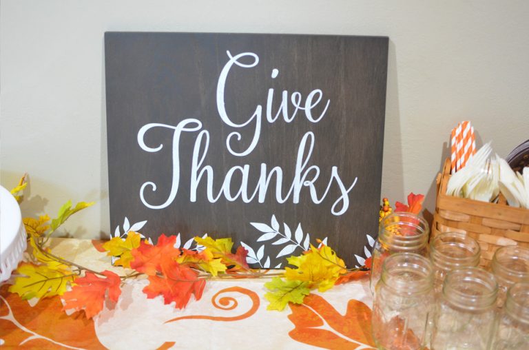 Host the Ultimate Friendsgiving – Dessert, Side Dishes & Decor Ideas