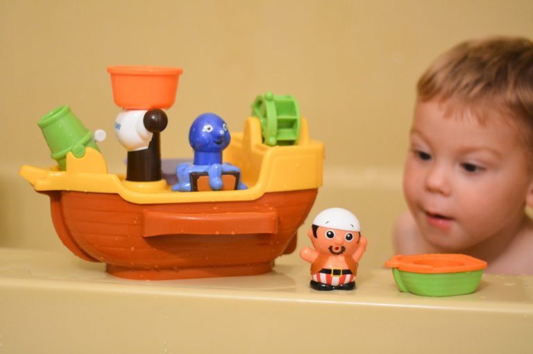 Tomy Toomies Pirate Bath Ship