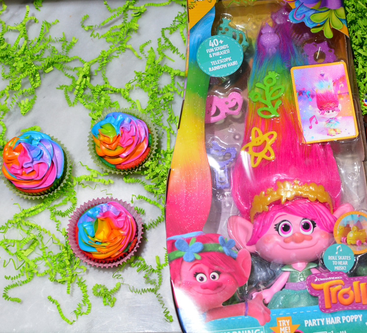 DreamWorks Trolls Bridget Hug 'N Plush Doll : : Toys