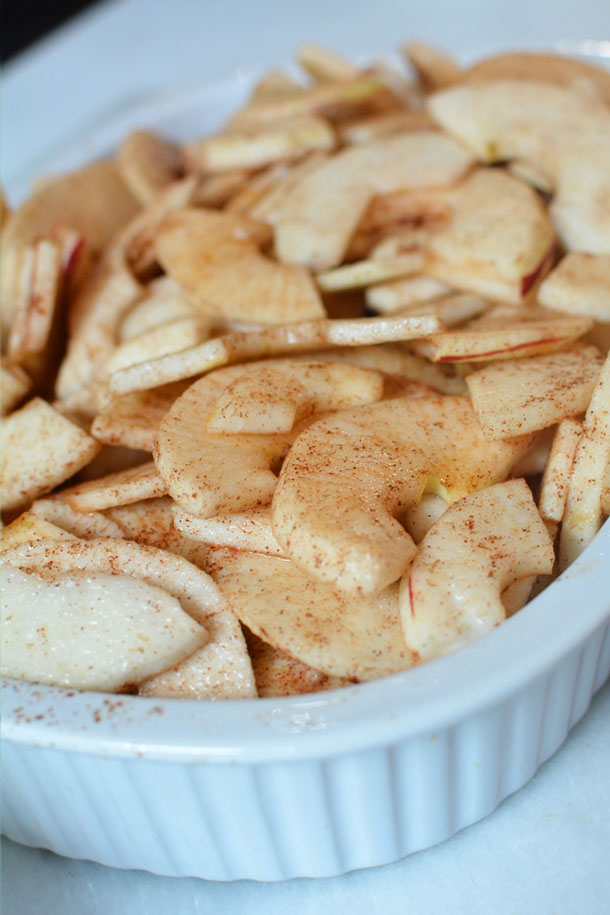 sliced apples with cinnamon