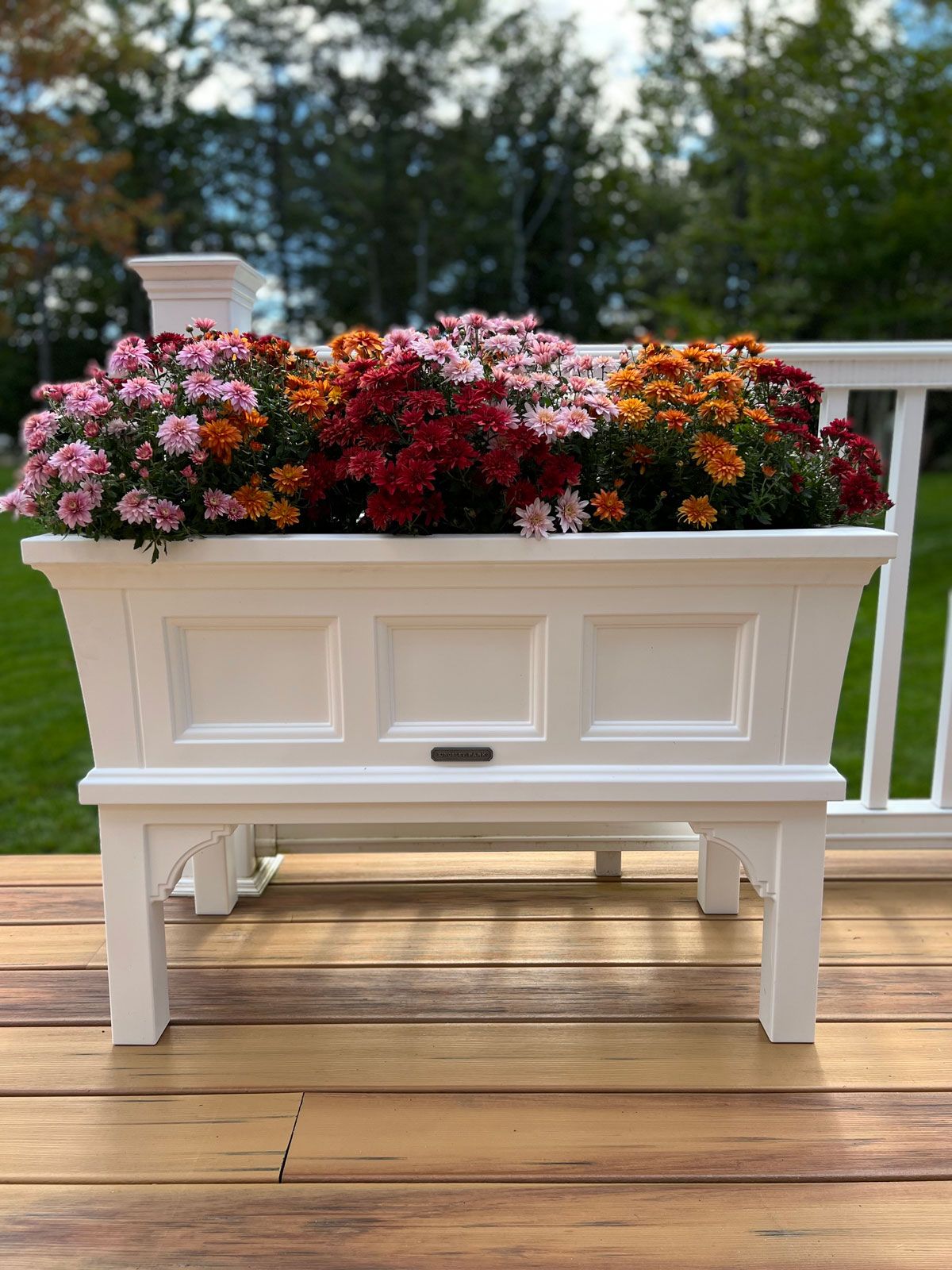 Step2 Kingsley Park White Planter