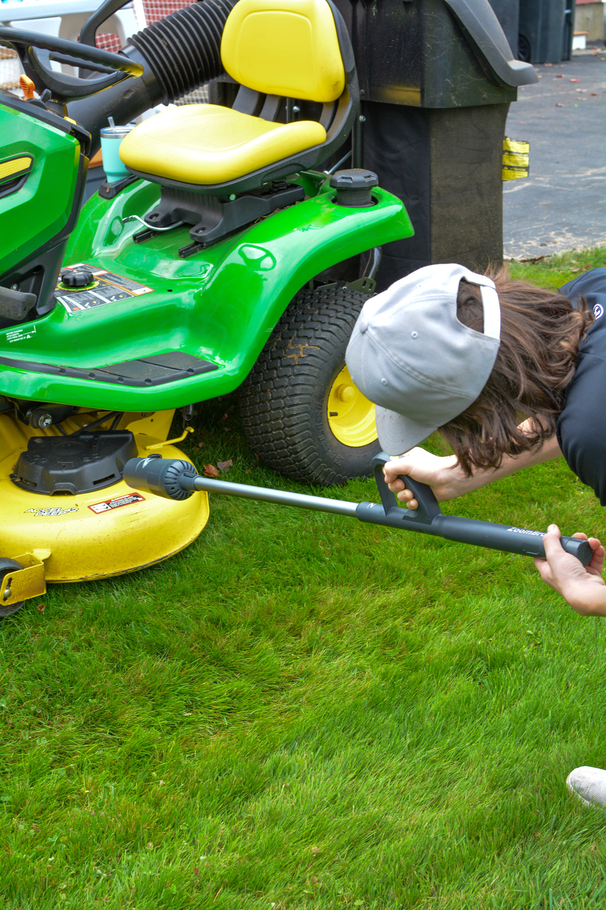 cleaning lawnmower with zoombroom